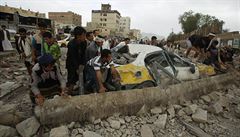 Obyvatele Saná se po bombardování msta snaí odklidit sutiny.