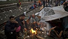 Uprchlíci z Iráku se v chladném veeru hejí u ohn rozdlaného pímo na...