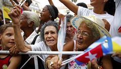 ekání na papee. Kubántí vící vyhlíejí v ulicích Havany Frantikv píjezd.