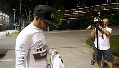 Lewis Hamilton odstupuje z Velké ceny Singapuru.