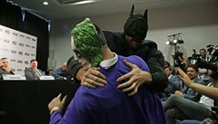 Batman pemohl Jokera pímo bhem tiskové konference.