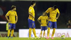 Barcelontí hrái Carnicer, Suarez a Neymar smutní po poráce od Celty Vigo.