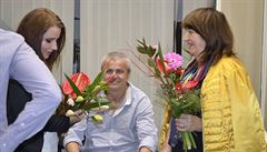 Lucie Lei�ová s vozá�ká�em Radkem a �editelkou Konta Bariéry Bo�enou Jirk�.