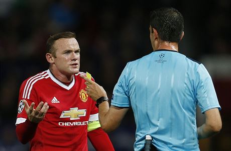Wayne Rooney z Manchesteru United diskutuje s rozhodm.