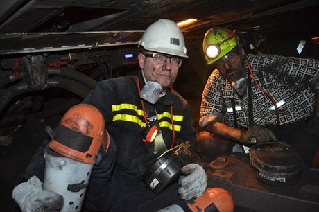 O jedenáct let později. Současný premiér Bohuslav Sobotka nese spoluodpovědnost za privatizaci menšinového podílu státu v OKD. Na snímku z 30. dubna 2015 při návštěvě Důlního závodu 1 v lokalitě Lazy v Orlové.