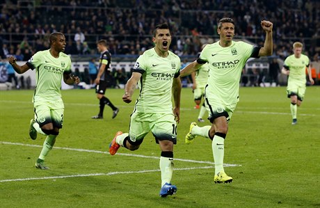 Sergio Agüero z Manchesteru City oslavuje vítzný gól .