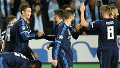 Cristiano Ronaldo z Realu Madrid pijímá gratulace spoluhrá.