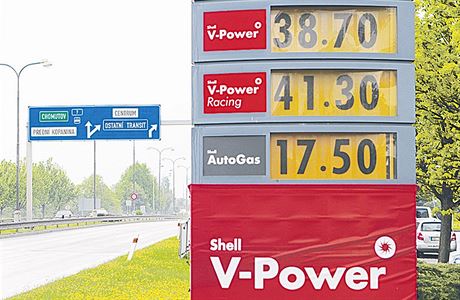 Ceny benzinu na erpací stanici Shell. Ilustraní foto.