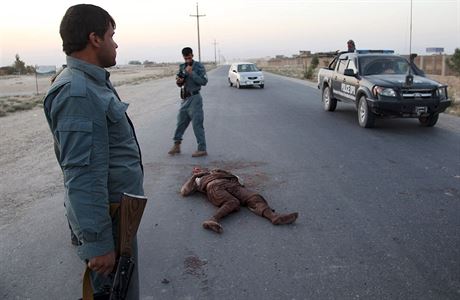 Afghántí polisté zajiují tlo mrtvého bojovníka Talibánu.