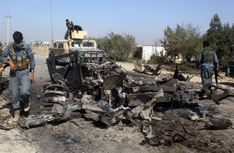 Afghánské bezpenostní jednotky kontrolují následky bombardování