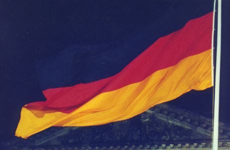 Historické foto: 3. íjna 1990, obrovská nmecká vlajka vlaje ped Reichstagem...
