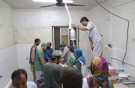 Afghántí chirurgové pracují v nemocnici Léka bez hranic.