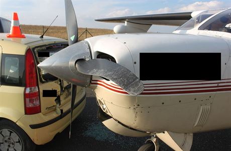 Pokozené auto Fiat Panda a zniený list vrtule malého letadla po nehod na...