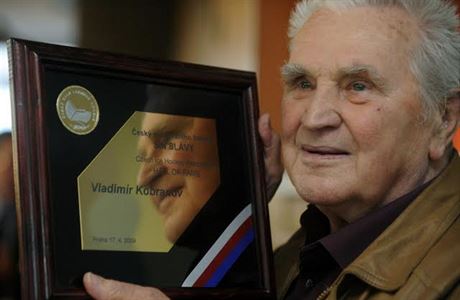 Vladimír Kobranov pevzal v dubnu 2009 ve výcarsku pamtní medaili...