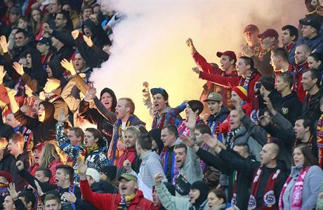 Fanouci praské Sparty na stadionu v Edenu.