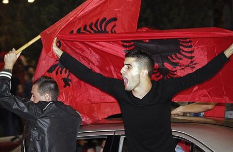 Kosovtí Albánci na dálku sledují utkání v Blehrad.