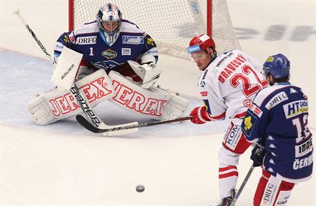 Brnnský branká Marek iliak elí stele v utkání s Tincem.