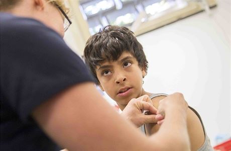 Chlapec ze Sýrie je očkován v centru pro běžence (Německo).
