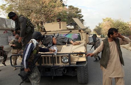 Afghnsk bezepnostn jednotky odvej zrannho civilistu k lkaskmu...