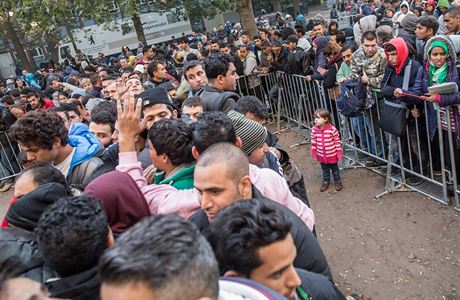 Uteenci a migranti ve front ped registraním úadem v Berlín.