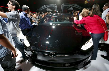 Automobilka Tesla pedstavila nov model X.