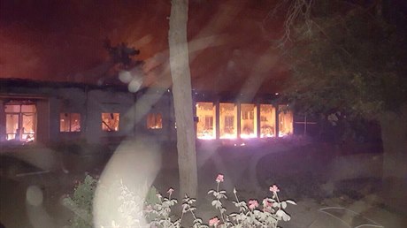 Hořící traumacentrum po bombardování kunduzské nemocnice.