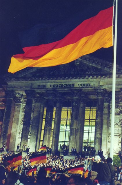 Historické foto: 3. íjna 1990, obrovská nmecká vlajka vlaje ped Reichstagem...