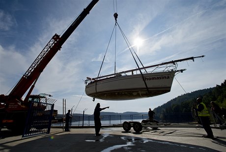 Majitelům lodí na hrázi vodního díla Orlík začal 3. října pomáhat s přesunem...