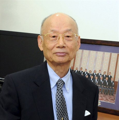 Satoši Omura získal Nobelovu cenu za svůj výzkum hlístic.