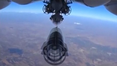Záběr z kamery pod letadlem zveřejnilo ruské ministerstvo obrany.