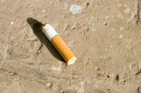 Za odhození nedopalku z cigarety hrozí pokuta až 75 eur.