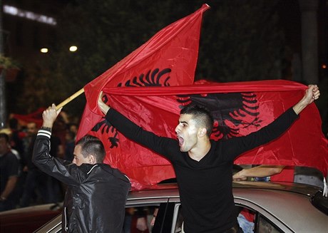 Kosovští Albánci na dálku sledují utkání v Bělehradě.