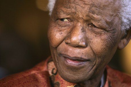 Nelson Mandela oficiálně oznamuje svůj ústup z veřejného života