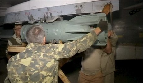 Technici obsluhují ruský letoun nasazený v Sýrii (zábr z dokumentace...