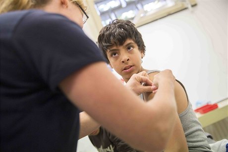 Chlapec ze Sýrie je očkován v centru pro běžence (Německo).