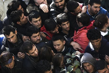 Migranti a uprchlíci se tlaí ve front v registraním stedisku pro adatele o...
