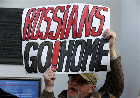 Rusové, jdte dom! Zhruba tisícovka lidí protestovala v nedli v Minsku...