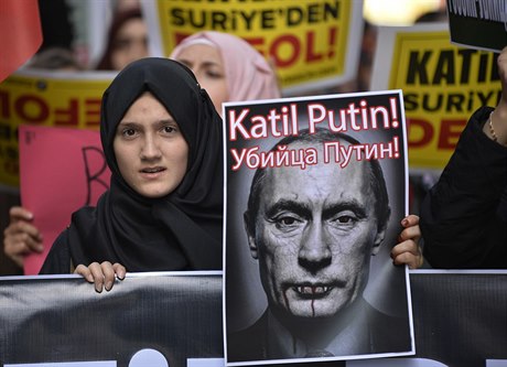 Zabiják Putin. Demonstrace proti ruským leteckým úderm na cíle v Sýrii v...