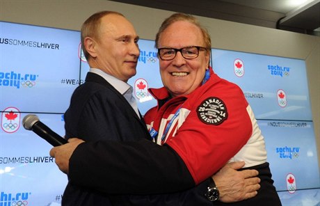 Marcel Aubut v objetí s ruským prezidentem Vladimirem Putinem.