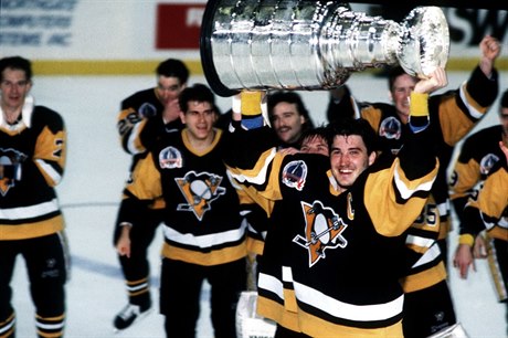 Mario Lemieux se Stanley Cupem. V dresu Pittsburghu ho získal dvakrát.