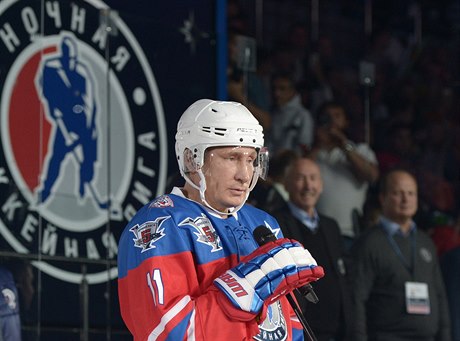 Vladimir Putin pi projevu ped zahájením zápasu mezi bývalými hokejovými...