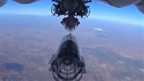 Zbr z kamery pod letadlem zveejnilo rusk ministerstvo obrany.