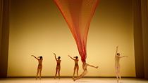 Světelná síť Janet Echelman v rámci tanečního představení Stuttgartského baletu.
