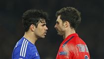 Diego Costa (vlevo) se sna drazn domluvit Thiagu Mottovi z PSG.