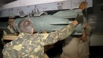 Technici obsluhuj� rusk� letoun nasazen� v S�rii (z�b�r z dokumentace...