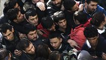 Migranti a uprchlíci se tlačí ve frontě v registračním středisku pro žadatele o...