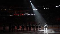 Slavnostní zahájení prvního zápasu letošní NHL. „Ve světle ramp“ brankář Los...