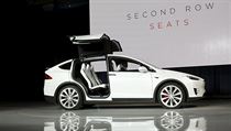 Automobilka Tesla představila nový model X.