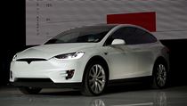 Automobilka Tesla pedstavila nov model X.