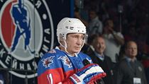 Vladimir Putin pi projevu ped zahjenm zpasu mezi bvalmi hokejovmi...